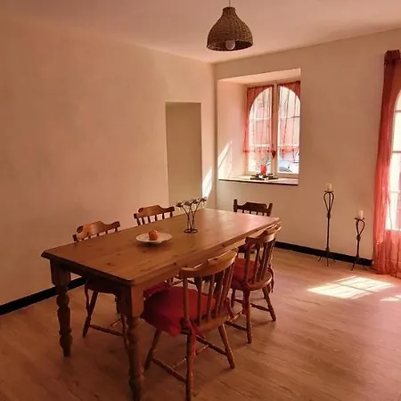 Chaleureux Cottage In Sainte-Suzanne Casa de Férias